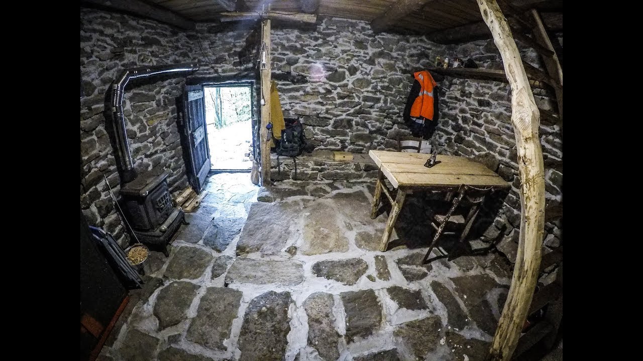 Come costruire un tavolo rustico in castagno in una baita nel bosco