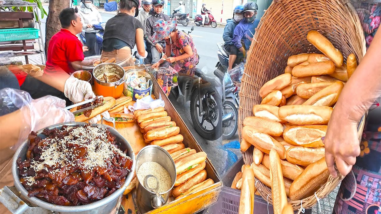 Xếp hàng Dài Mua Bánh Mì Xíu Lọc Huế Gây Bão Mới Xuất Hiện Ở Sài Gòn