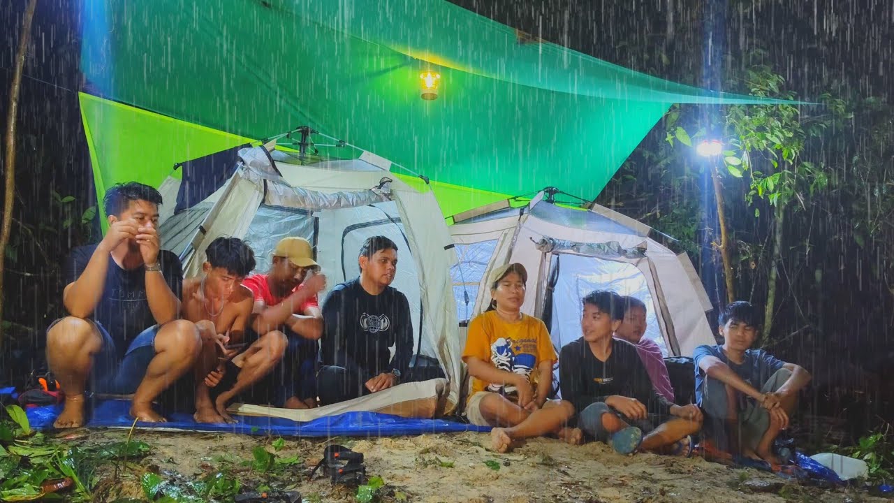 Camping hujan deras dibawah tebing yang curam, Berburu ikan di malam hari.