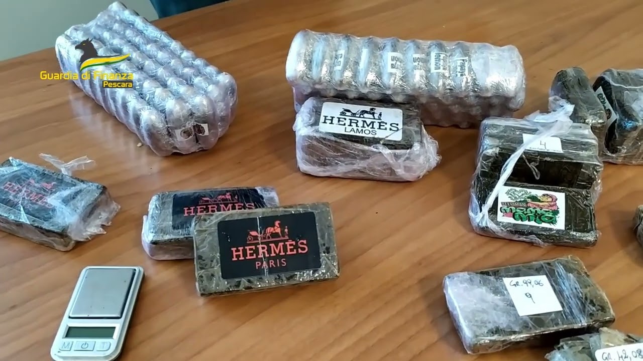 Trovato con 3 kg di hashish nascosti nel terrazzo di casa, arrestato 59enne