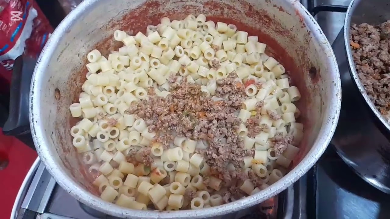فطارنا النهارده حواوشي وسمبوسه باللحمه والجبنه انتو بتقولو عليها سمبوسه والا سمبوسك 🤔