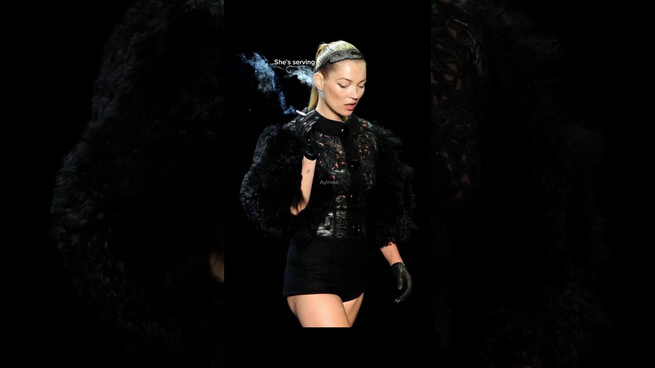 Kate Moss smoking on the runway 😍😍😍#katemoss #fashion #runway #louisvuitton