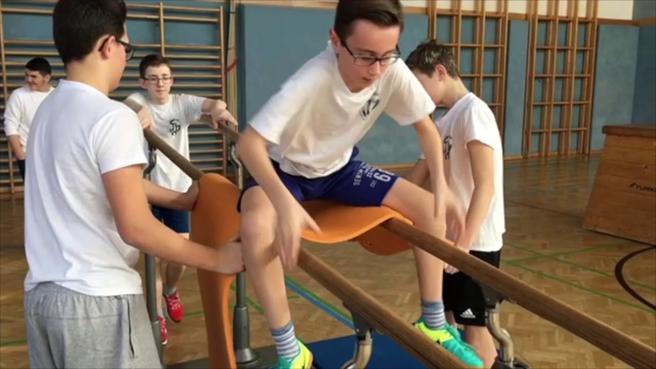 Rolle vorwärts am Barren- Sportunterricht