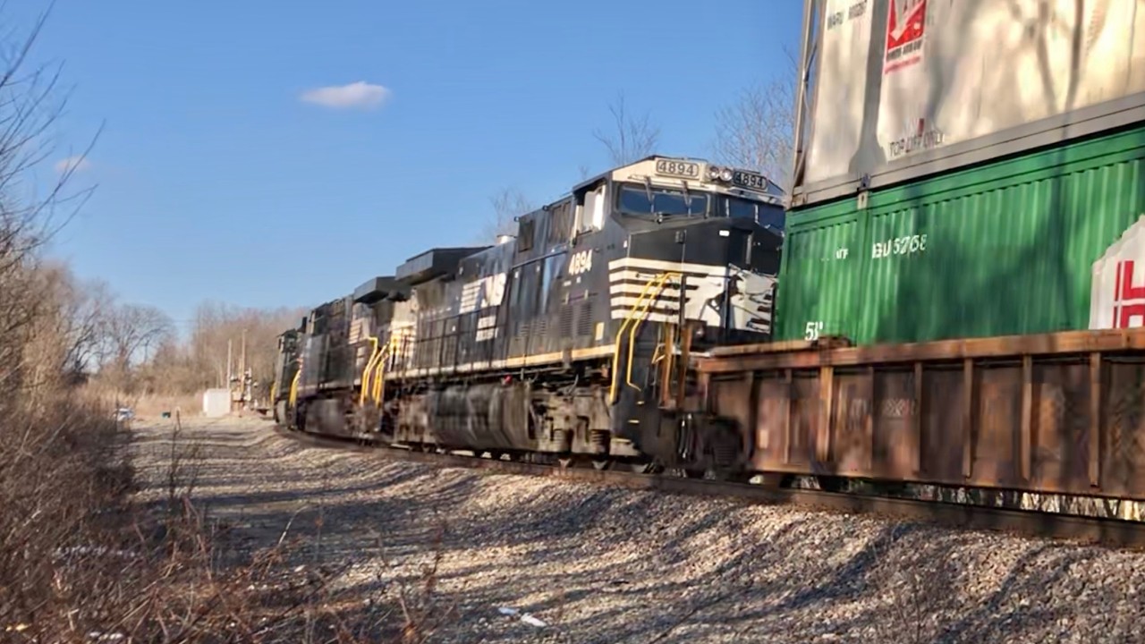 CPKC Locomotive On Super Elevated Curve, How Many Cars Can 1 Loco Pull? Train Knocks Down The Signal