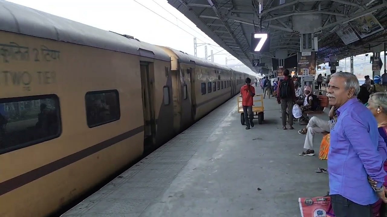 Loco: BZA WAP-4 #22625 17655 Kakinada Port to Puducherry circar Express Departure at Tambaram 