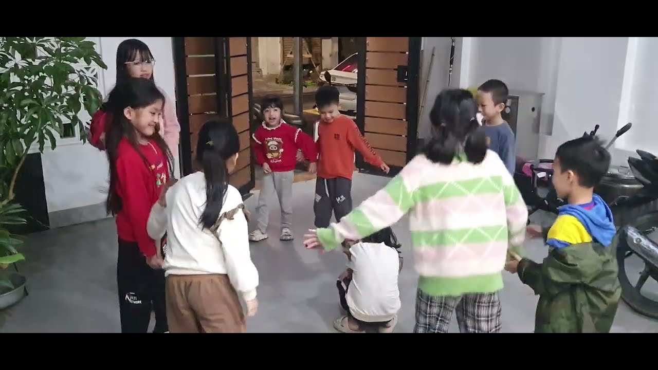 Nghé Con (tháng thứ 57). Children's Games.