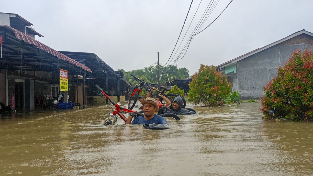 Indonesian floods kill over 460 people