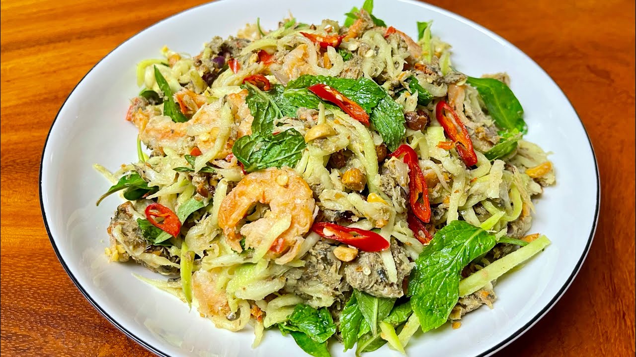 បុកត្រីឆ្អើរជាមួយនឹងស្វាយខ្ចី || Mango Salad with Smoked Fish