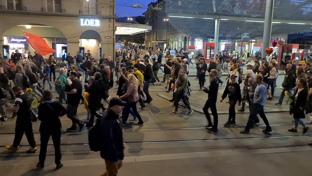 Friedliche Menschen demonstrieren mit Blumen und Kerzen. Bern, 23.9.2021