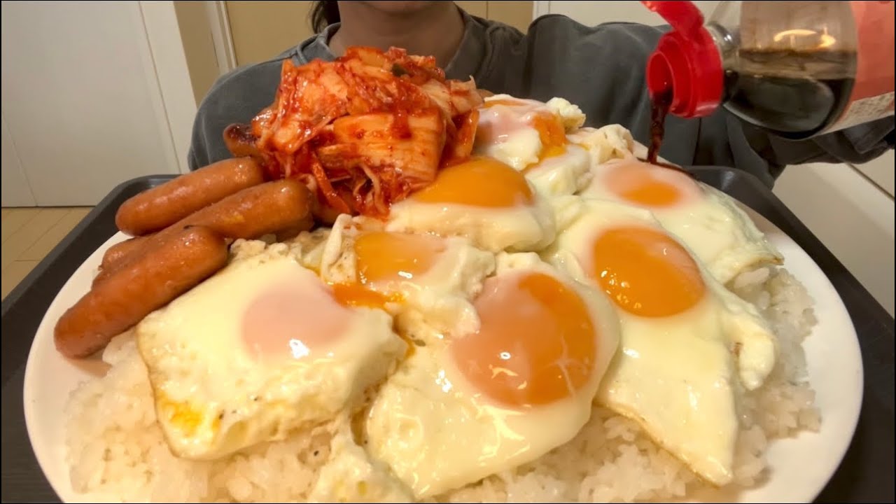 【ASMR，咀嚼音】Wiener Sausage and Fried Egg Rice Bowl！ウィンナーと目玉焼き丼！