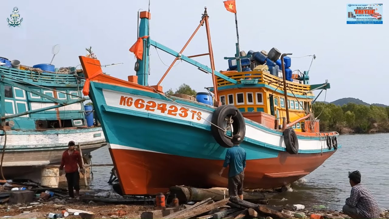 V&ocirc; T&igrave;nh Đến H&agrave; Ti&ecirc;n Thấy Ghe Ninh Thuận L&ecirc;n Ụ V&agrave; Đẩy Ghe Xuống Nề Qu&aacute; Vui