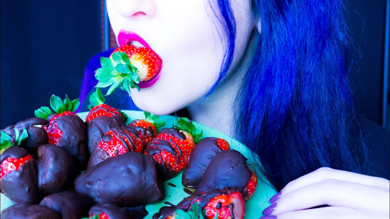 ASMR: Juicy Dipped Strawberries ~ Relaxing Eating Sounds [No Talking | Vegan] 😻