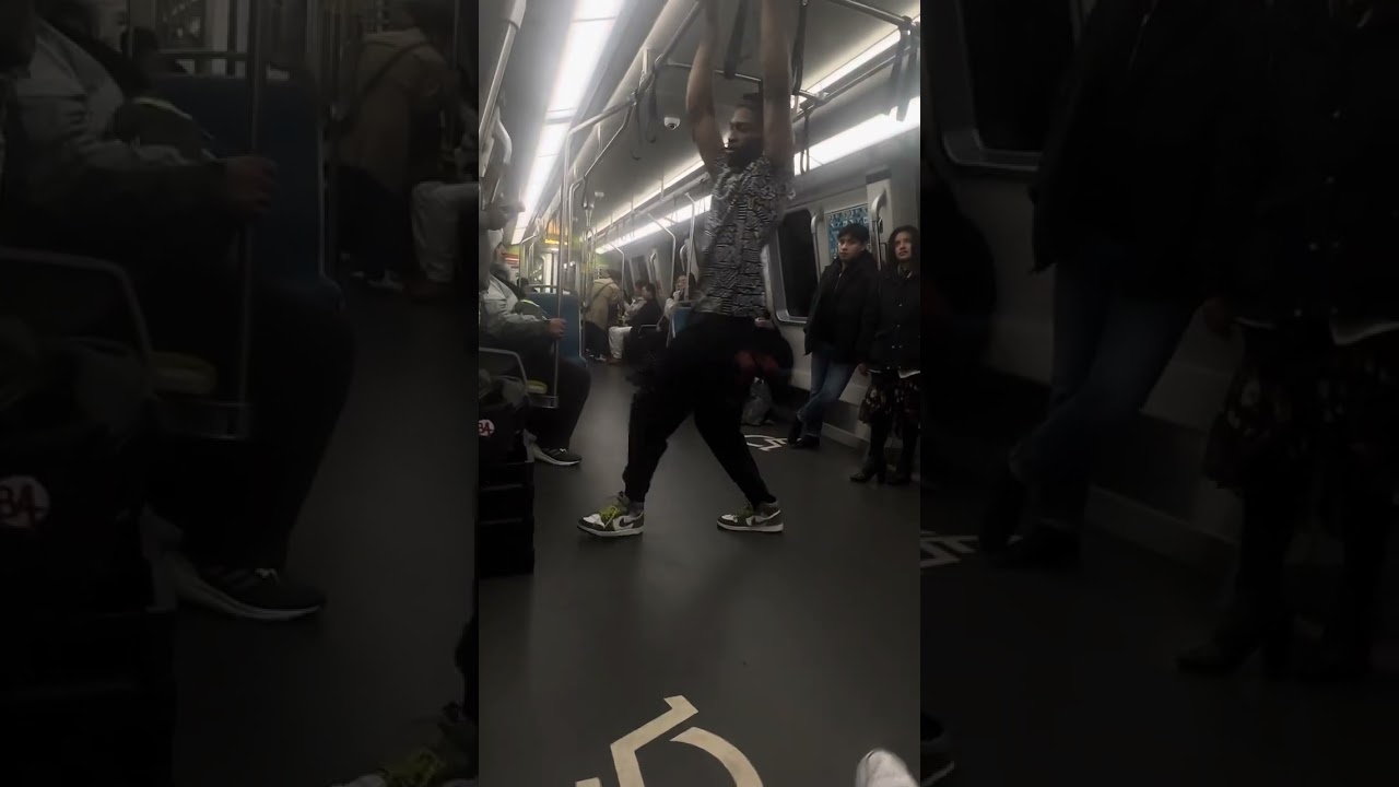 myakuri kanda wala Nagin dance in train