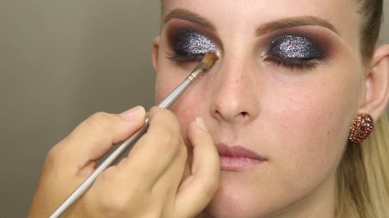 Makeup preto com glitter Tati Bueno