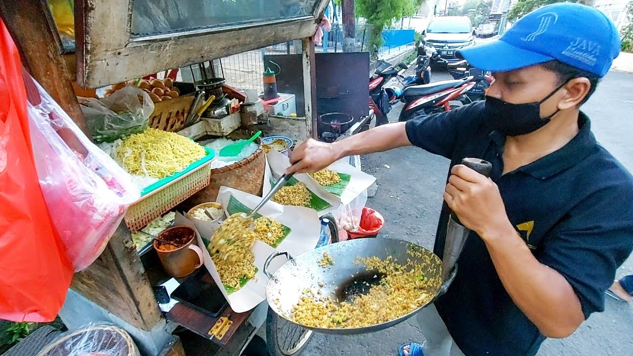 SALAH SATU TERENAK & TERAMAI DI MUARA KARANG & JUALANNYA DI PERUMAHAN MEWAH!! INDONESIAN STREET FOOD