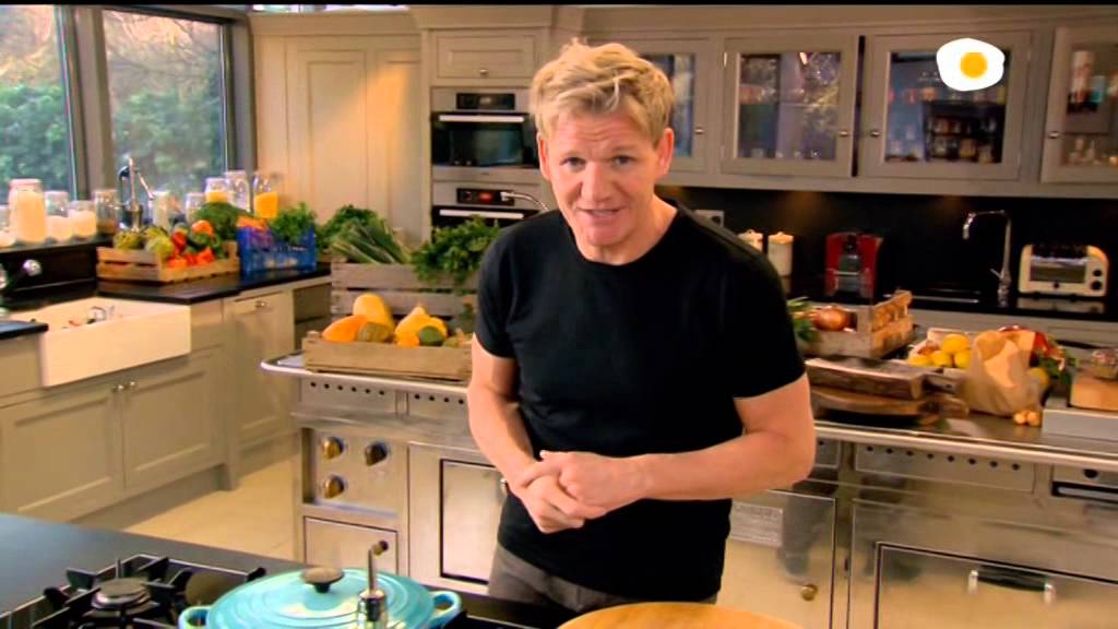 abadejo ahumado con huevos ,sopa de tamate y tostadas de queso,estofado de ternera con damplis y gal