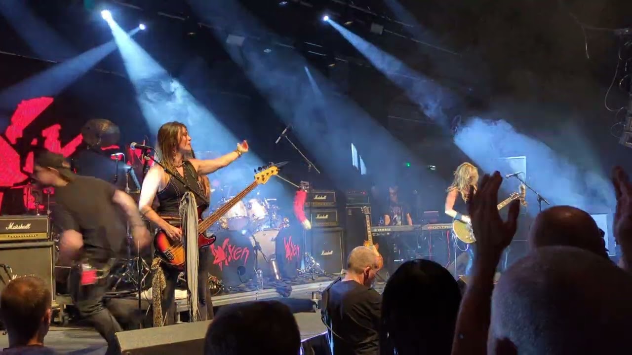 Vixen live in Wolverhampton with how much love and cruzing.