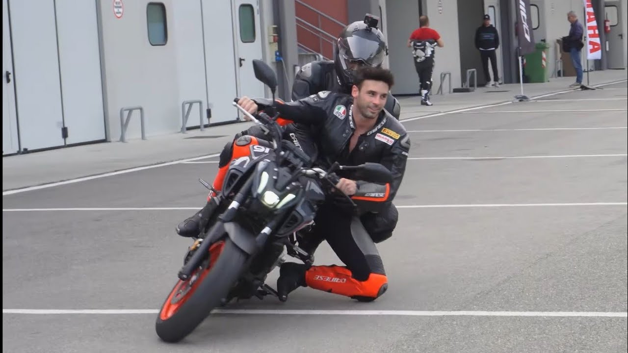 SALVADORI mi insegna il GINOCCHIO A TERRA! È esplosa una moto.. 😰