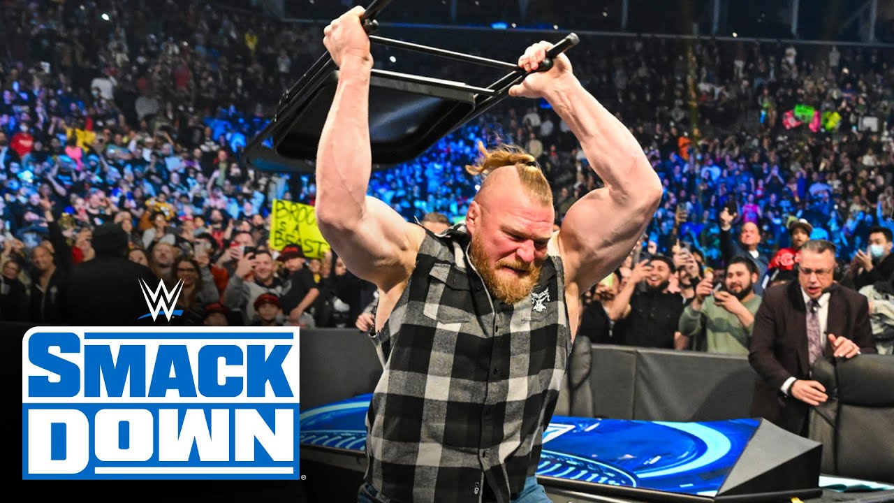 Брок Леснар проводит атаку стальными стульями по пути на WrestleMania: SmackDown, 25 марта 2022 г.