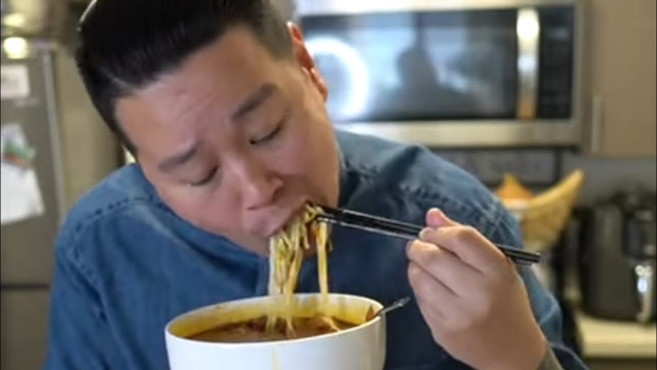 How to make Bun Bo Hue Recipe | Vietnamese B&uacute;n B&ograve; Huế | Savory Spicy Beef & Pork Noodle Soup