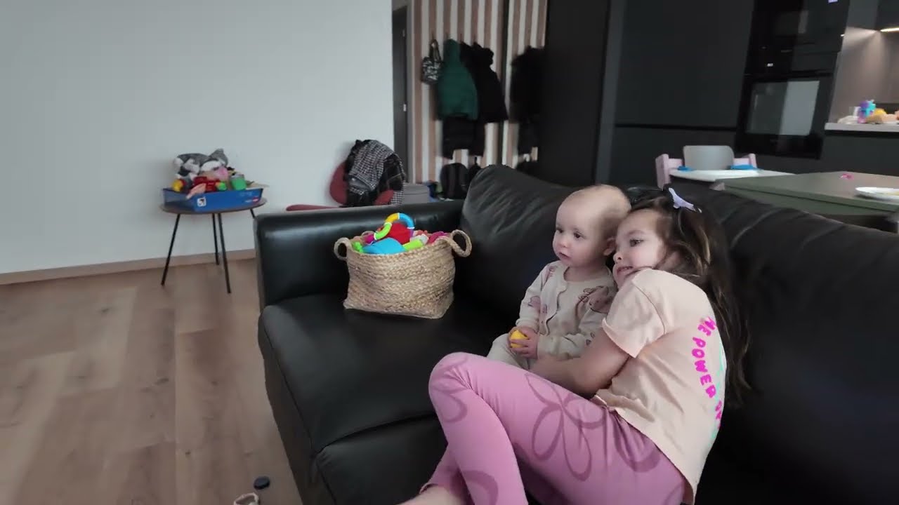 Сестрички Наташа та Ліза дивляться мультики 📺🍿