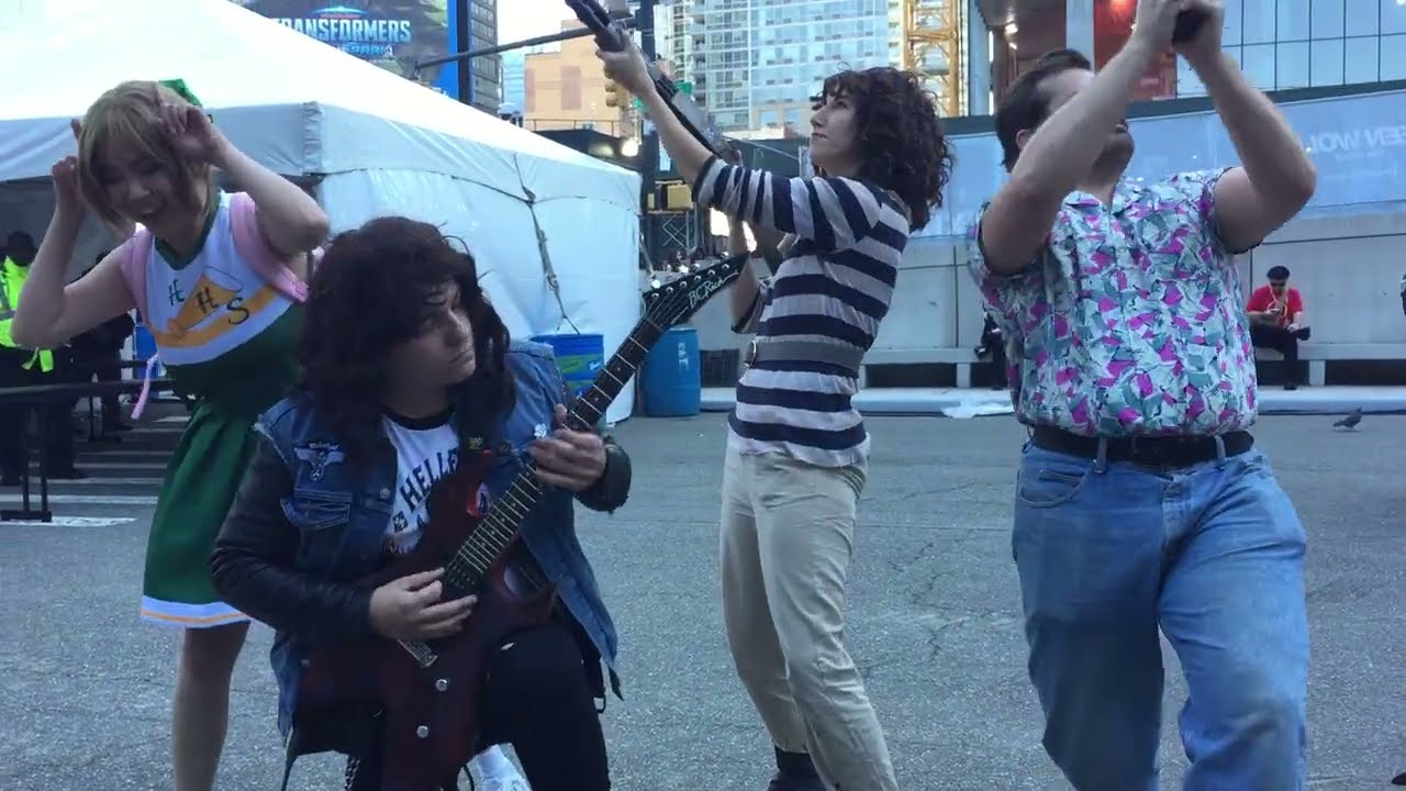 🎸 NYCC 2022 | Stranger Things “Master of Puppets” Scene Recreated by Cosplayers🤘Eddie Munson Tribute