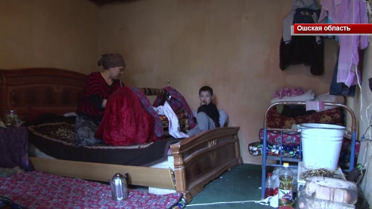 В Оше мать с пятью детьми живет на кладбище / 21.02.18 / НТС