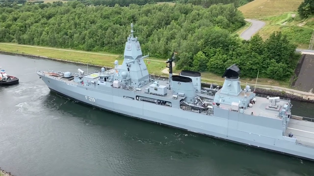 Fregatte &bdquo;Sachsen&ldquo; im Nord-Ostsee-Kanal