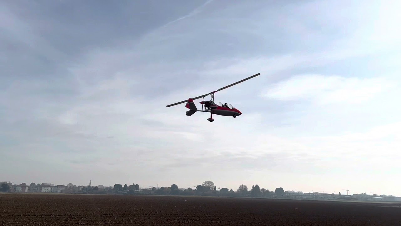 Manovre in autogiro a bassa quota.