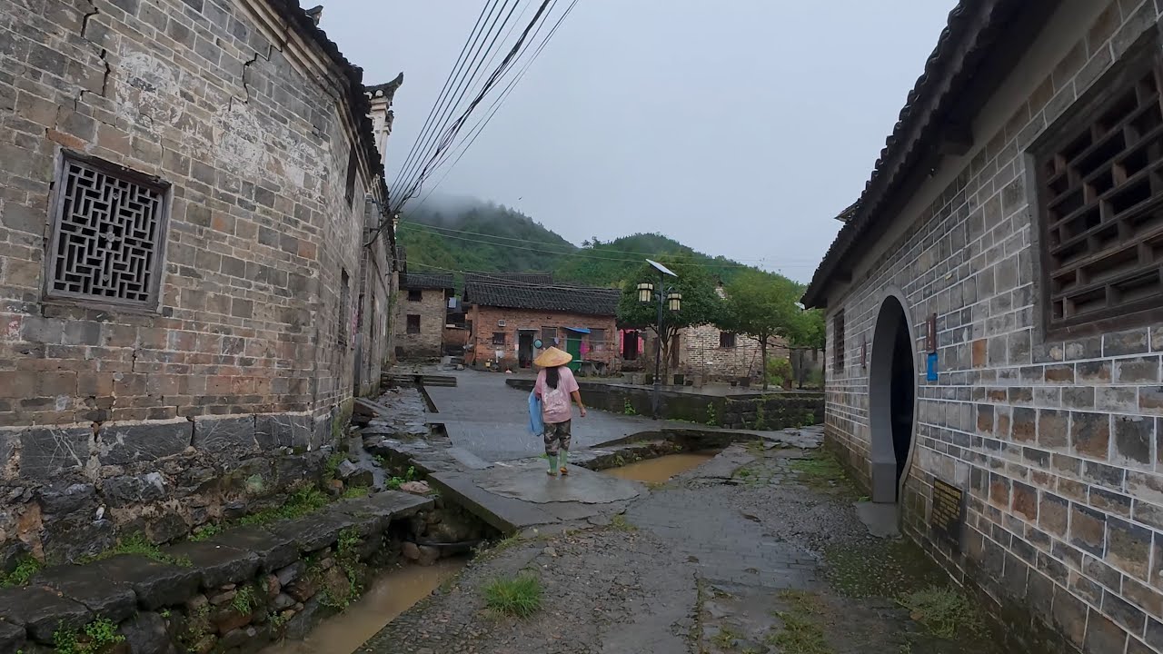 Walking Through a 600-Year-Old Village on a Rainy Day | Hunan, China