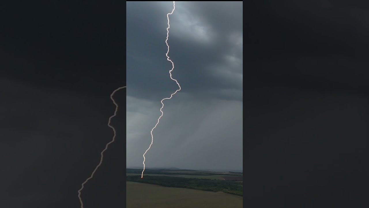 Majestatyczne wyładowanie dodatnie uchwycone z drona ⚡ #burza #pogoda #wyładowanie #dron #shorts