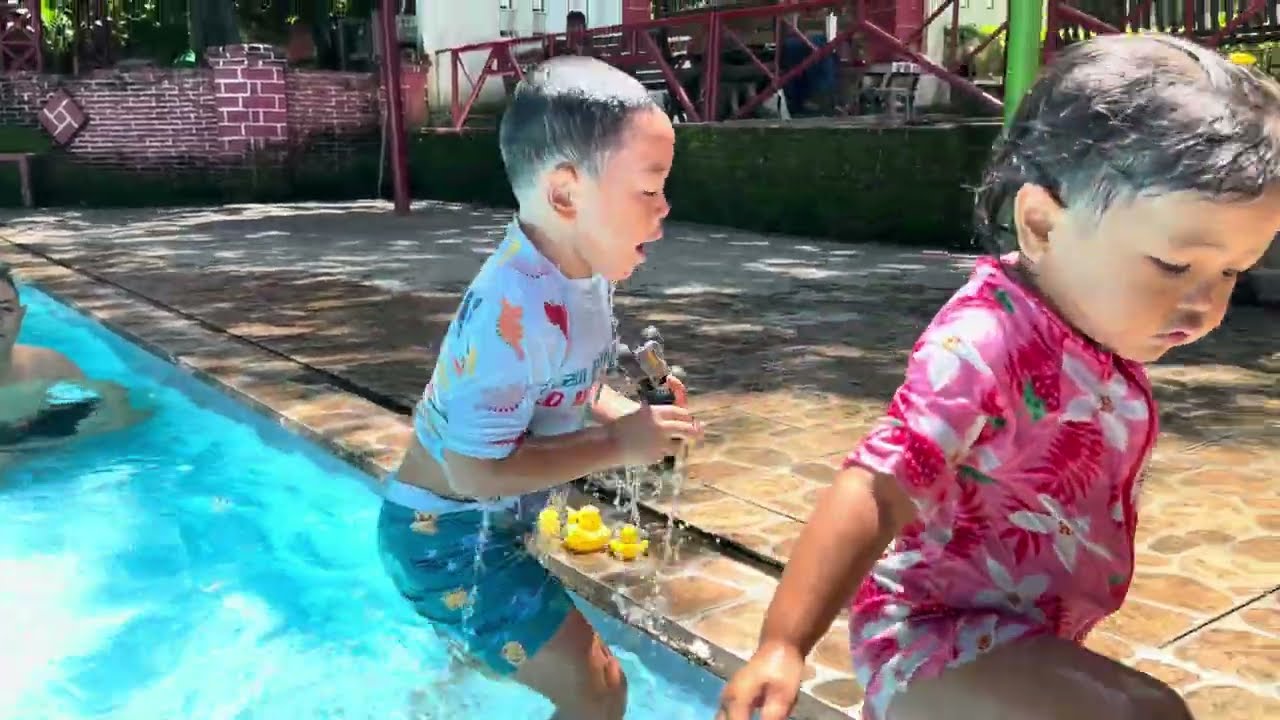 Berenang Di Kolam Renang Anak
