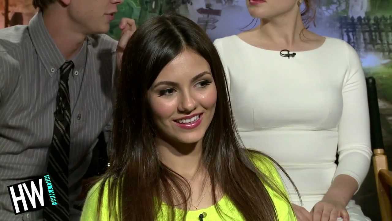 Victoria Justice & 'Fun Size' Cast Talk Embarrassing Halloween Costumes