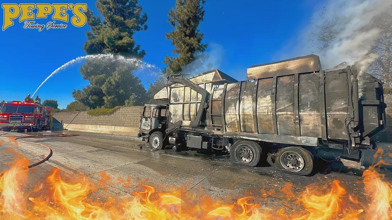 Caminhão de Lixo Incendiado É Rebocado Pegando Fogo!
