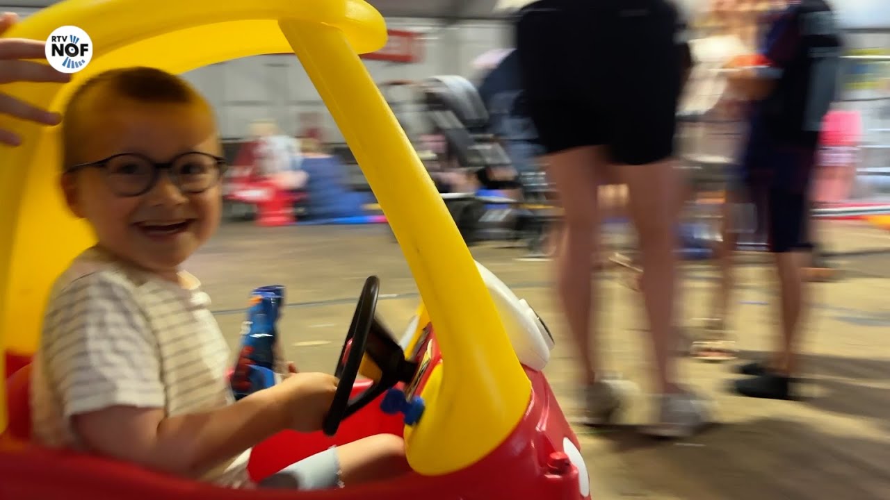 Kinderen vermaken zich bij zomerse temperaturen tijdens de Feestweek Buitenpost
