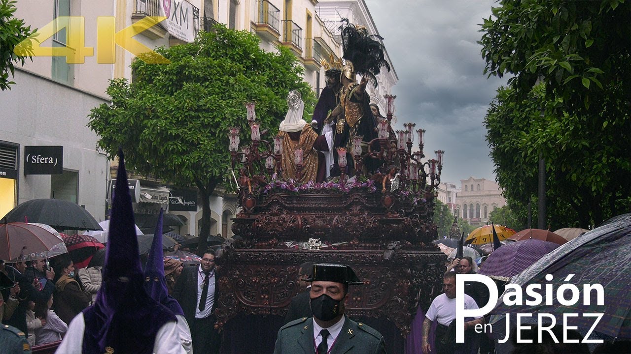 La lluvia sorprende a la Hdad de la Candelaria en calle Larga - Jerez 2022