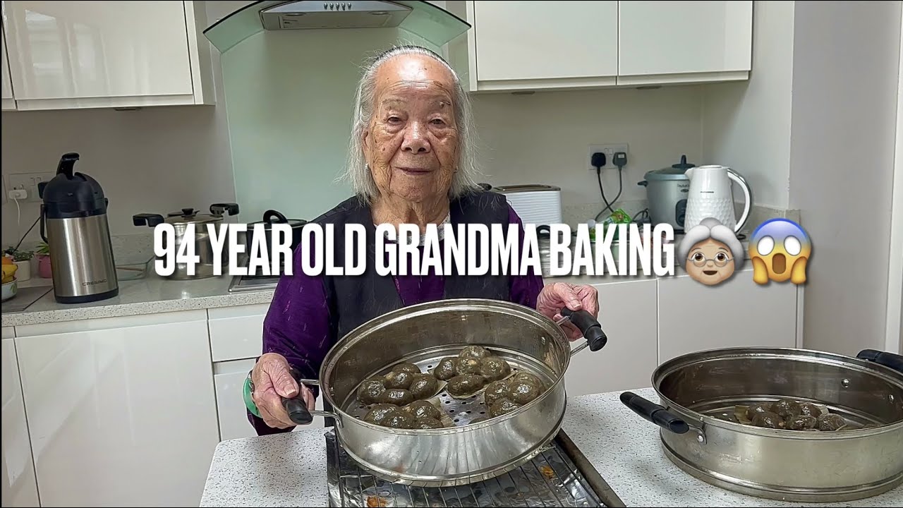 94 Year Old Chinese Grandma Baking 👵🏼 🇨🇳 - 雞屎藤茶果