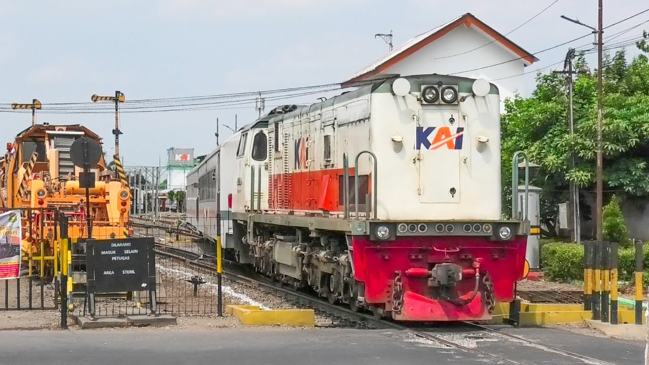 KERETA API UNIK MAJU MUNDUR DI PERLINTASAN DITARIK LOKOMOTIF CC 203 LONGHOOD