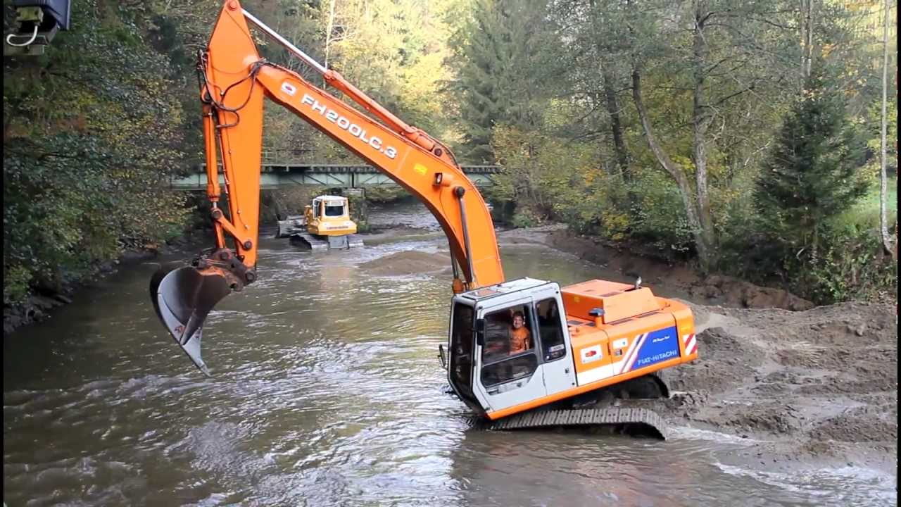 Fiat Hitachi FH200 LC.3 digging gravel