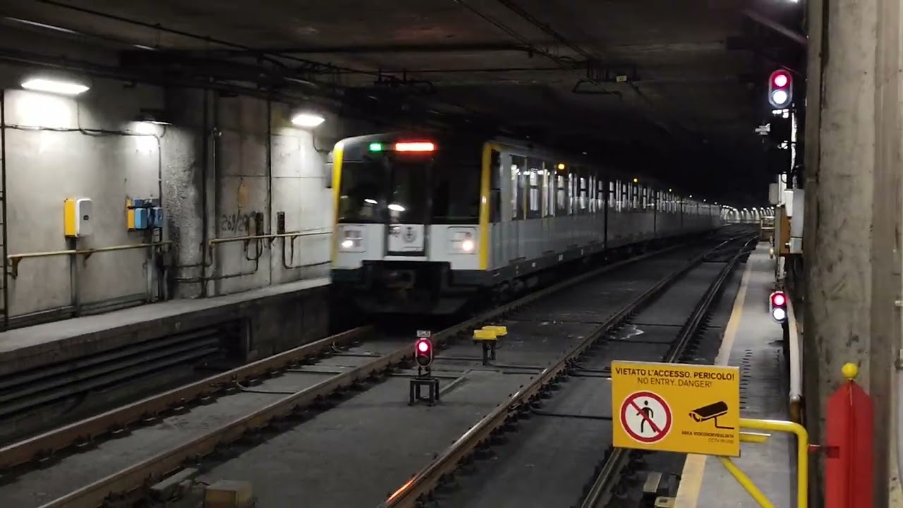 Metro Milano M3 meneghino in arrivo centrale 