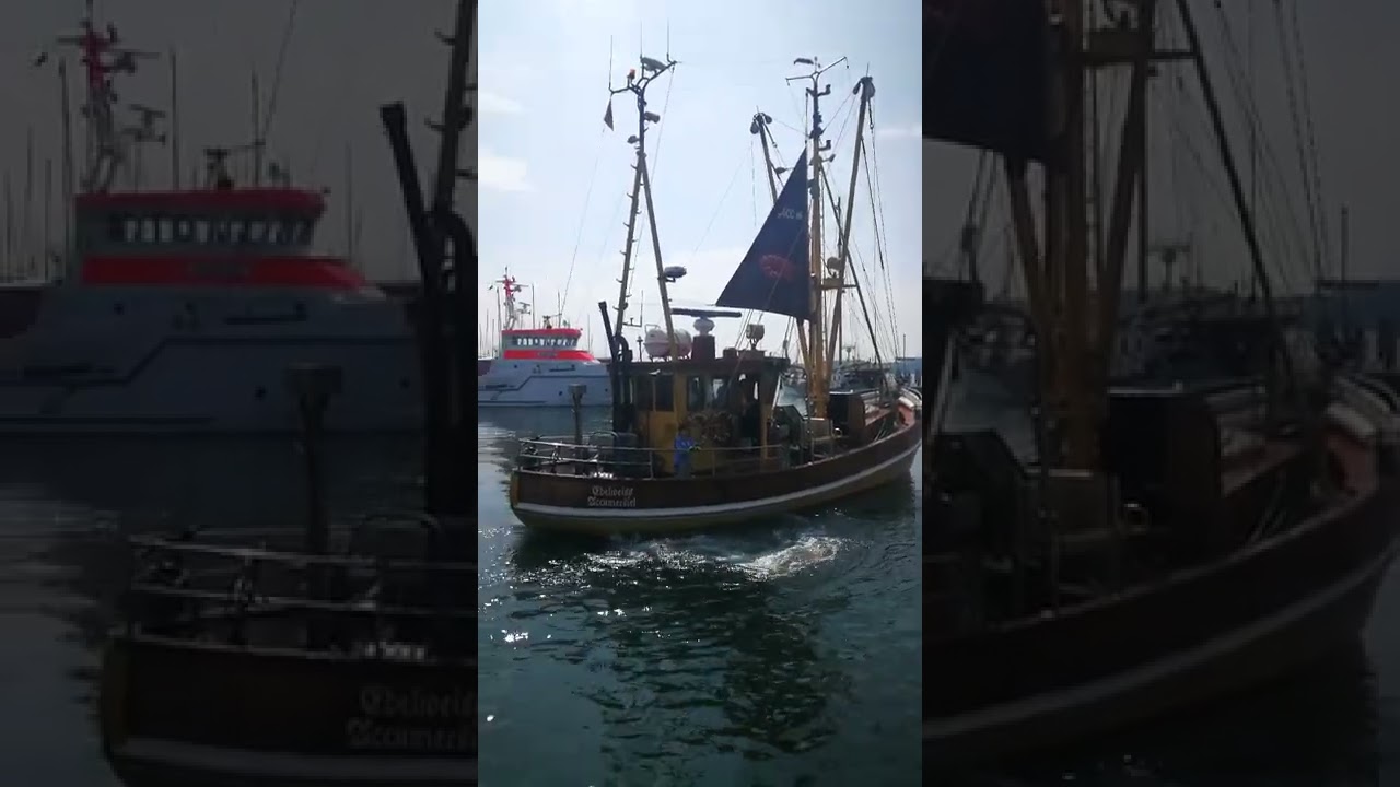 Fischk&uuml;che Laboe  Fischerboot im Hafen