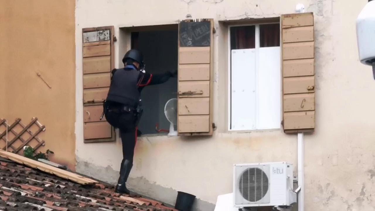 Si barrica in casa, i carabinieri fanno irruzione dopo lunghe trattative