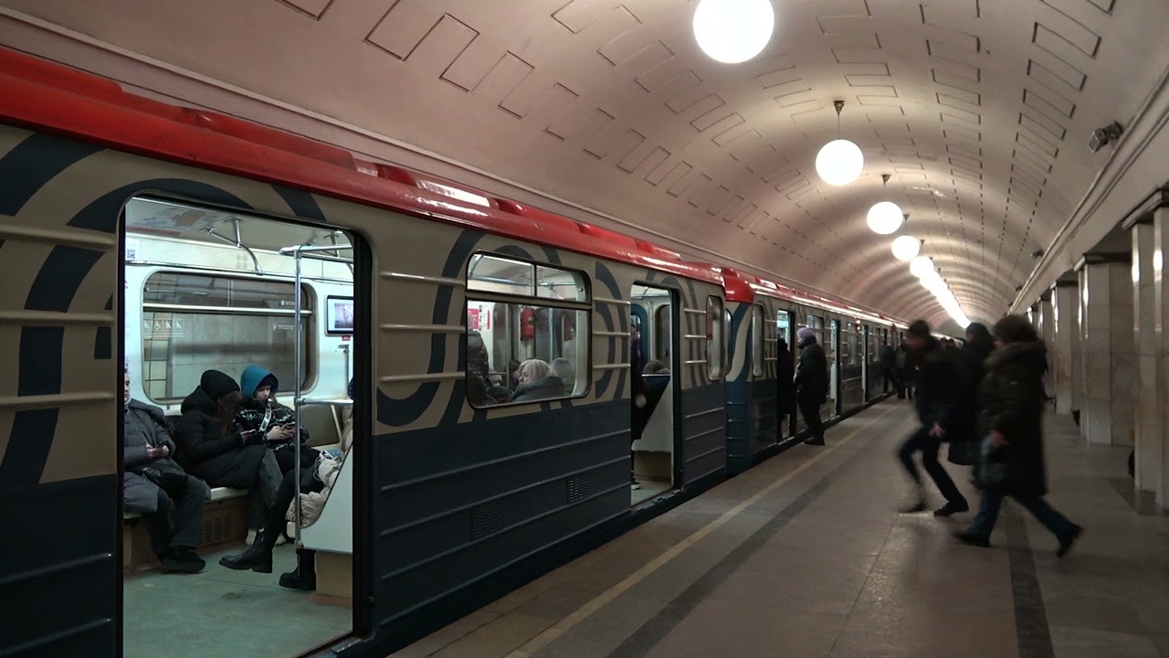 Московский Метрополитен 81-717/714 серии 2760 и 2717 на станции Охотный Ряд