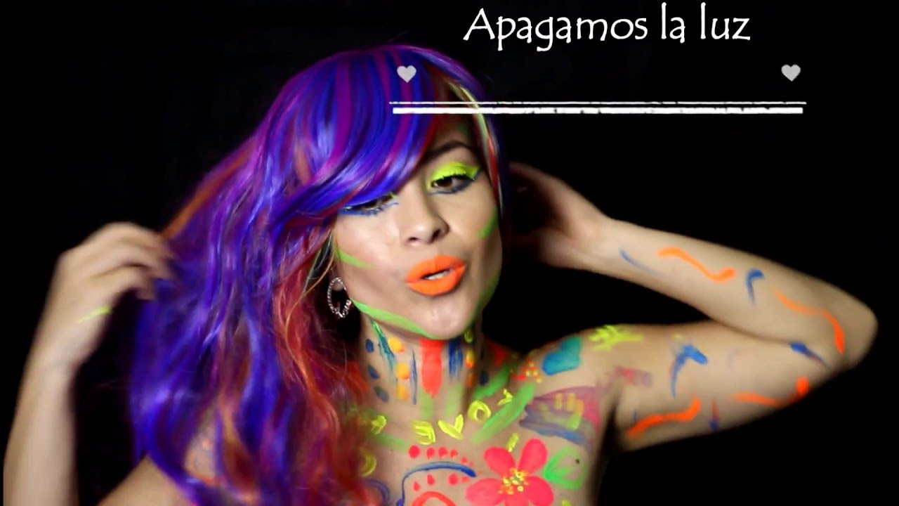 Maquillaje NEON PARTY usando Neon Glow Body Paint