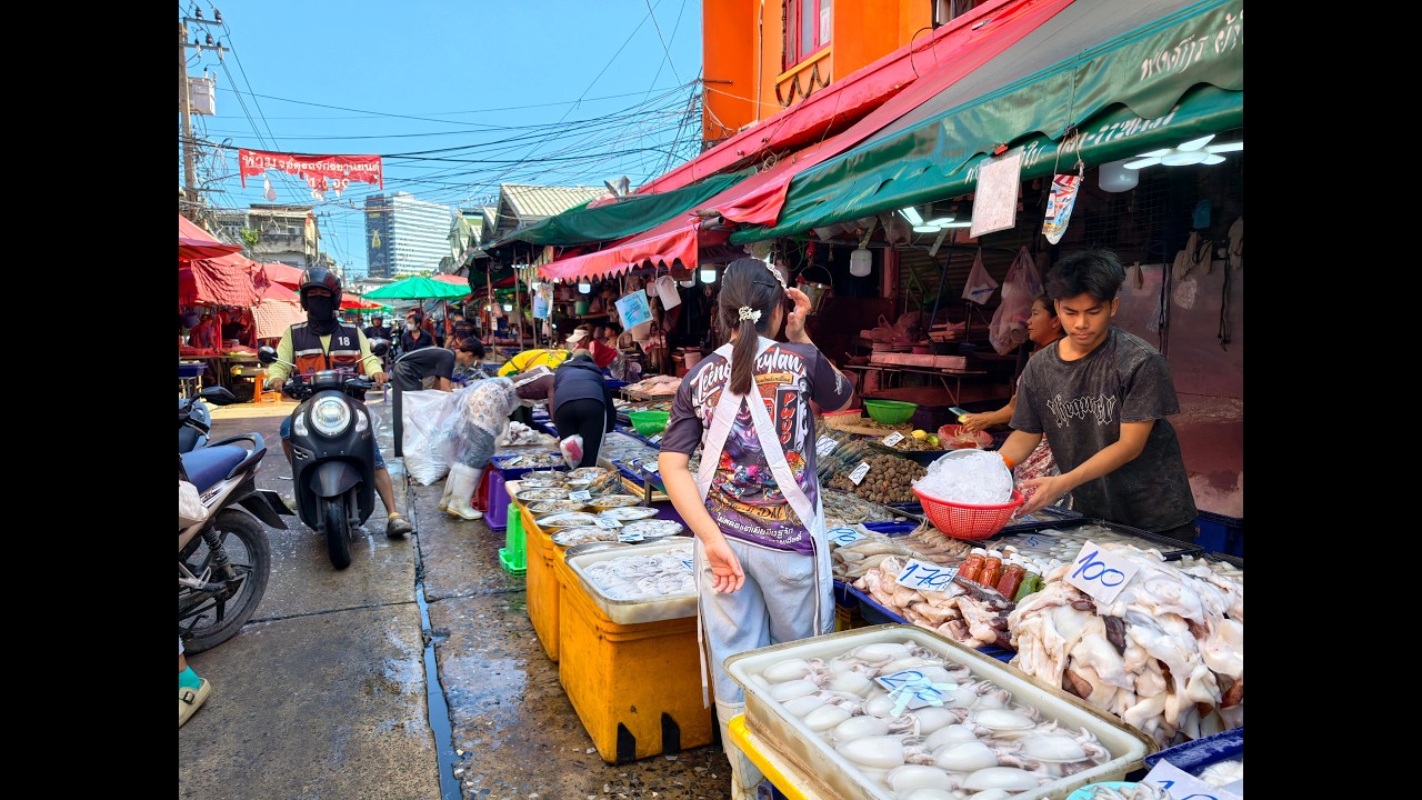 [4K] Bangkok walking tour Khlong Toei Market authentic fresh market local food and city atmosphere