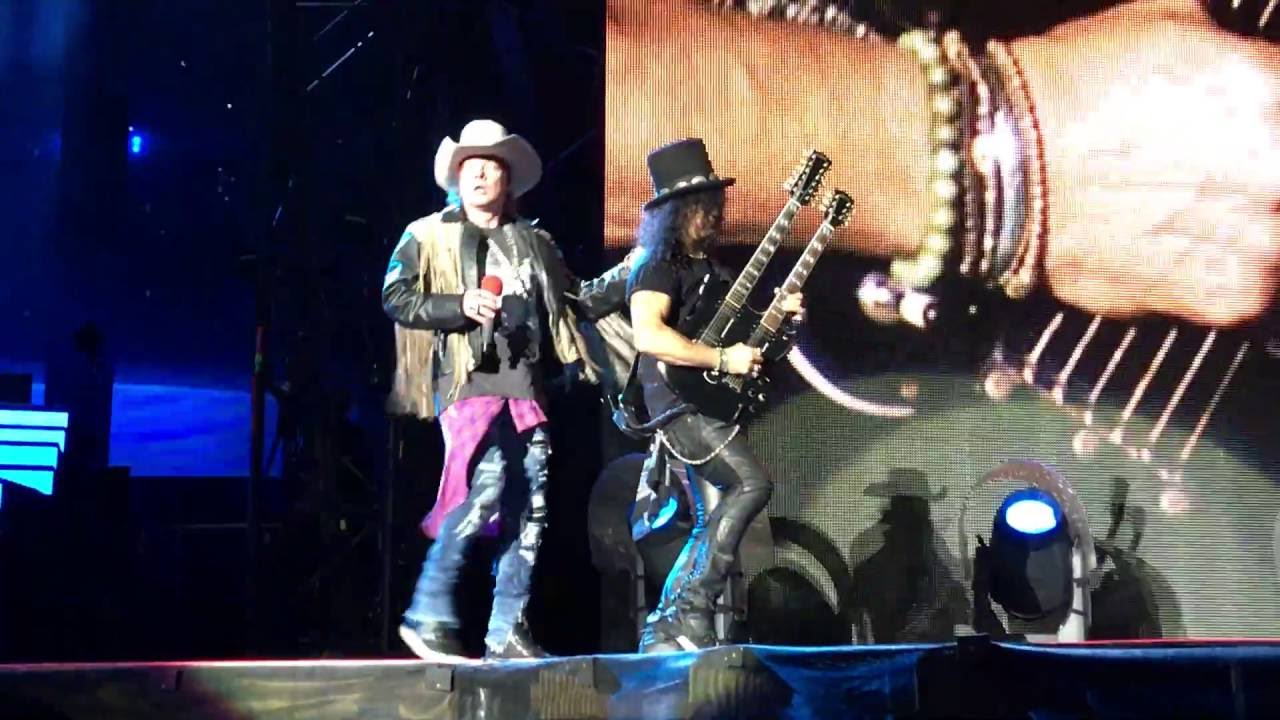 Knockin' on Heaven's Door - Guns N Roses (ATT Park San Francisco)