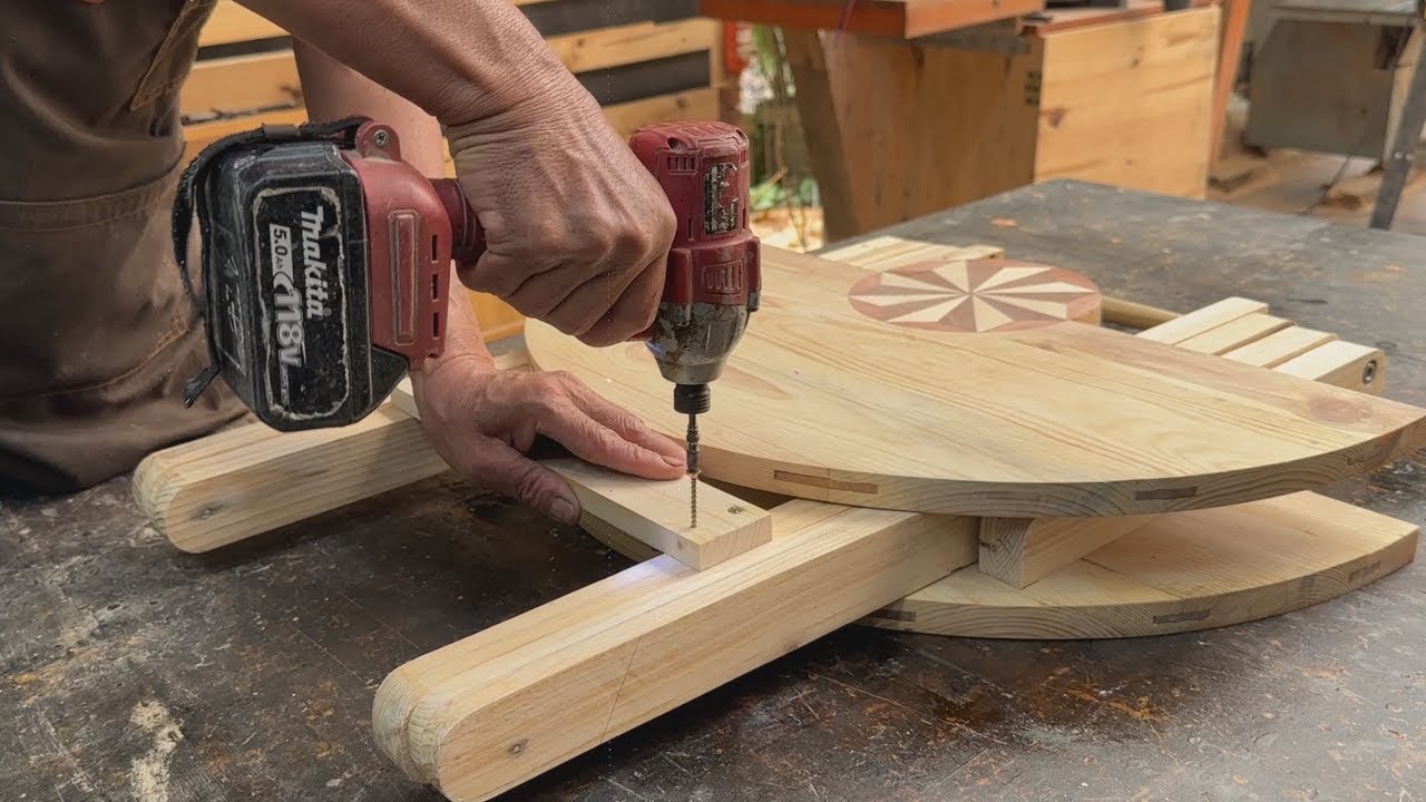 Great Creative Thinking Of A Carpenter // How To Build A Folding Round Table From Pallet Wood