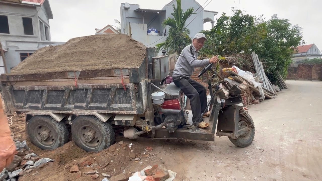 BÁC TÀI LÁI CÔNG NÔNG CHỞ ĐẤT BỊ TÙNG BÊ NHẤC ĐẦU VÀ PHA SỬ LÝ CỰC HAY | CẬU BÉ LÁI MÁY XÚC MINI