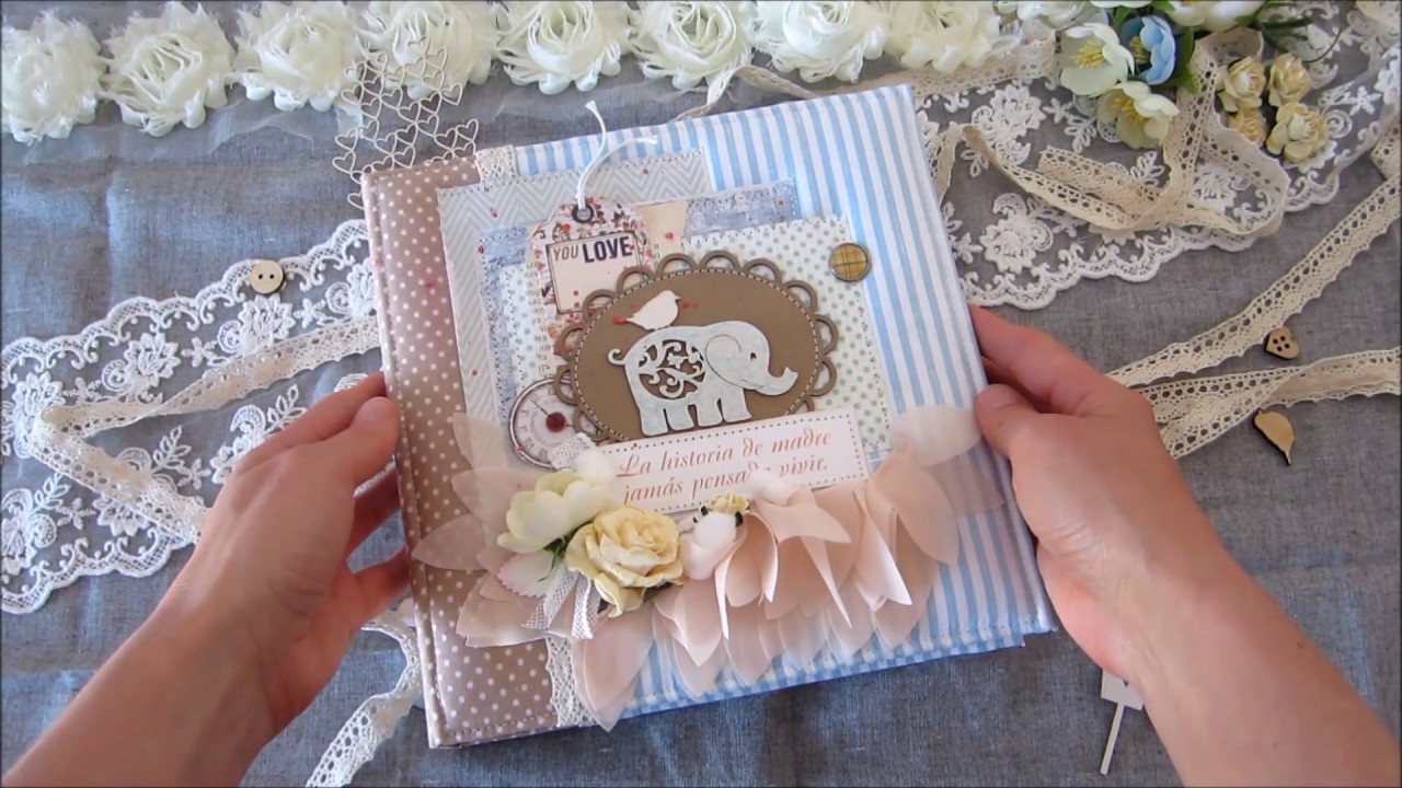 Libro o álbum de fotos de embarazada. Hecho con técnicas de scrapbooking.