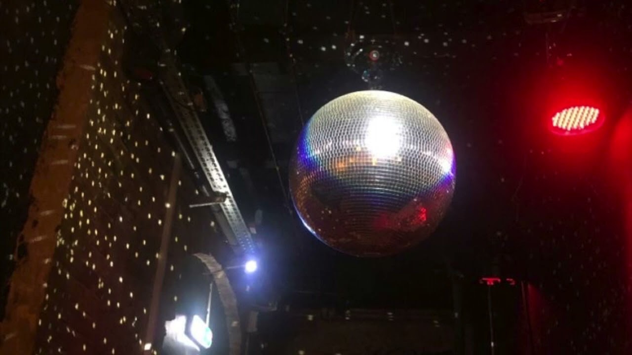 La Di Da - EVERGLOW but it is playing in an empty disco party
